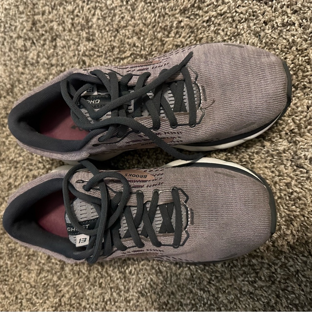 Purple Ghost Brooks, size 6.5.